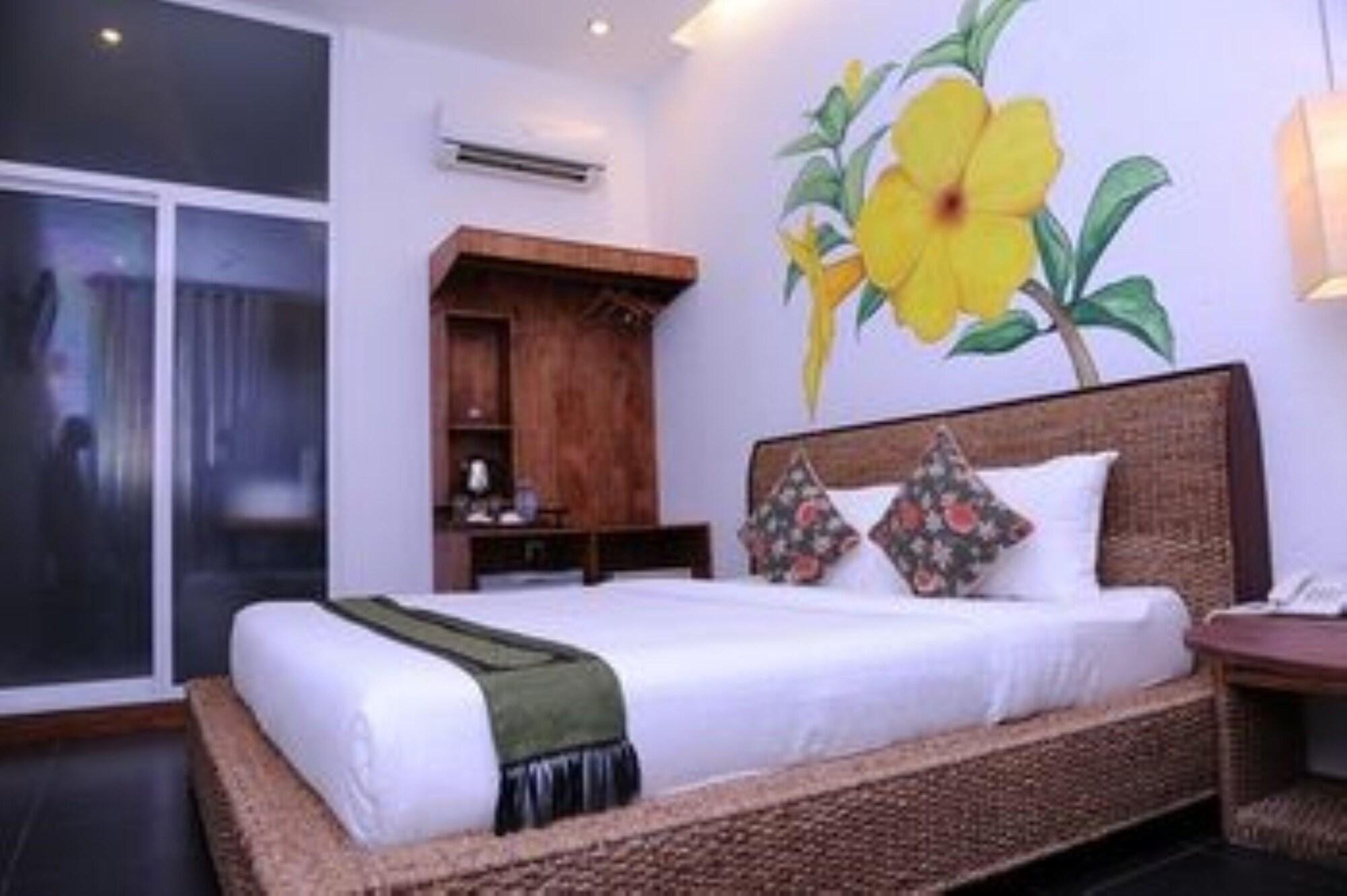 Monsoon Riverside Hotel Phnom Penh Dış mekan fotoğraf