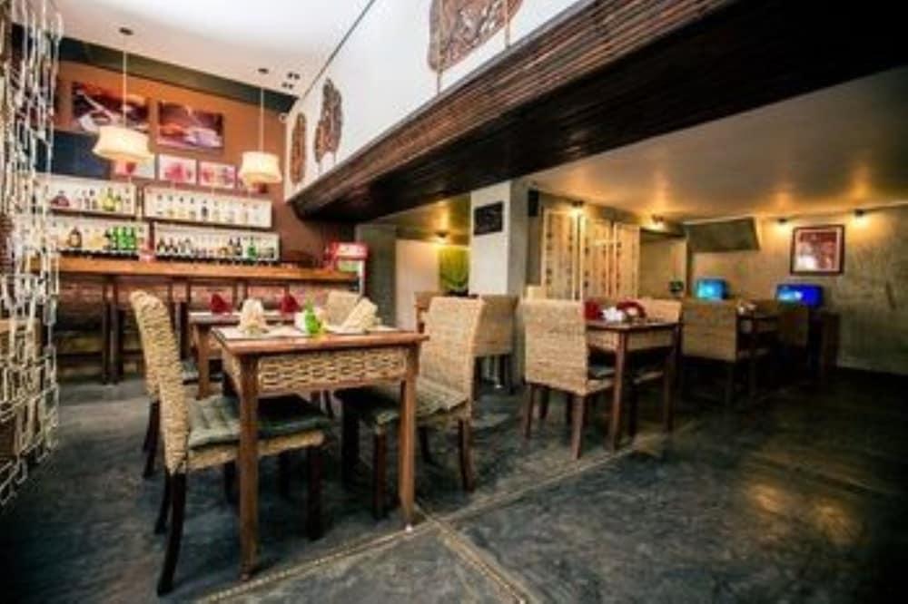 Monsoon Riverside Hotel Phnom Penh Dış mekan fotoğraf